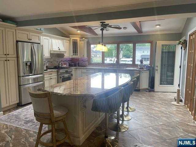 11 Benjamin Pl - Photo 3 of 25