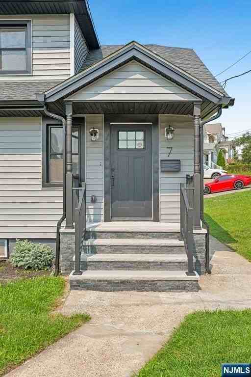 7 Franklin Ave - Photo 4 of 36