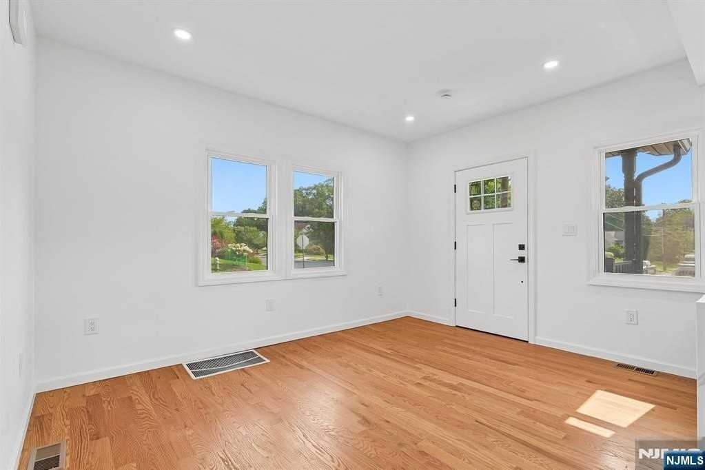 7 Franklin Ave - Photo 5 of 36