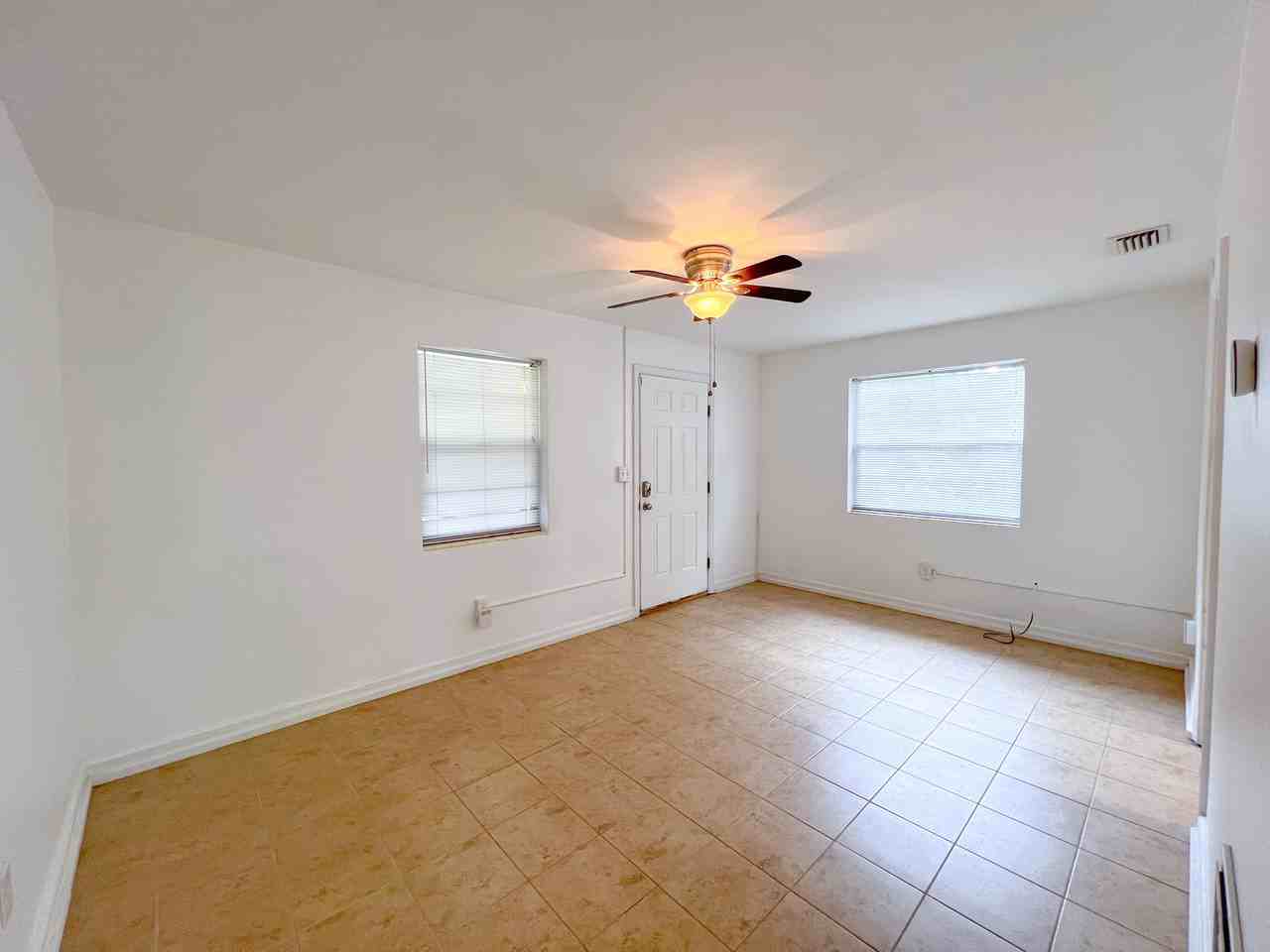 626 Nw 31st Pl #1 - Photo 3 of 11