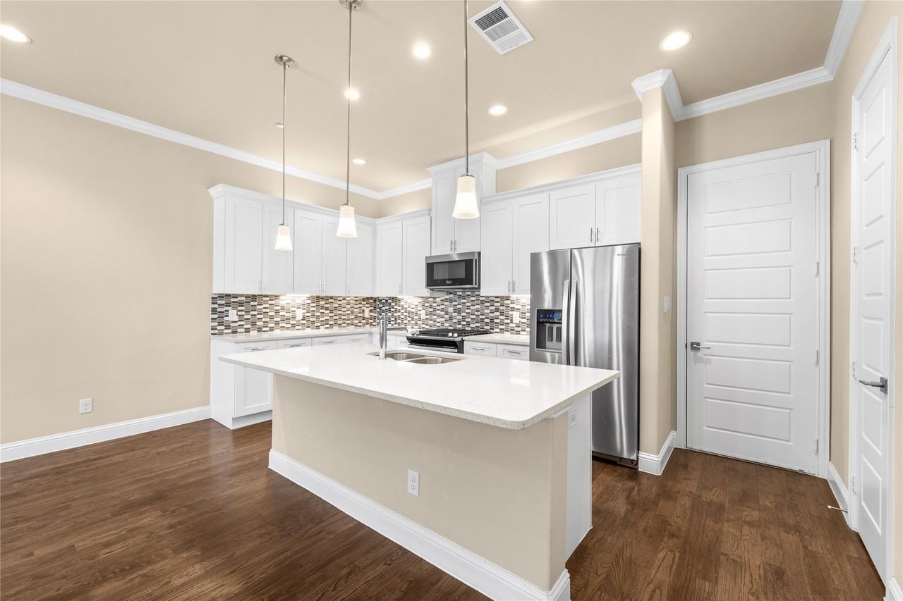 2952 Sheridan Dr - Photo 3 of 40