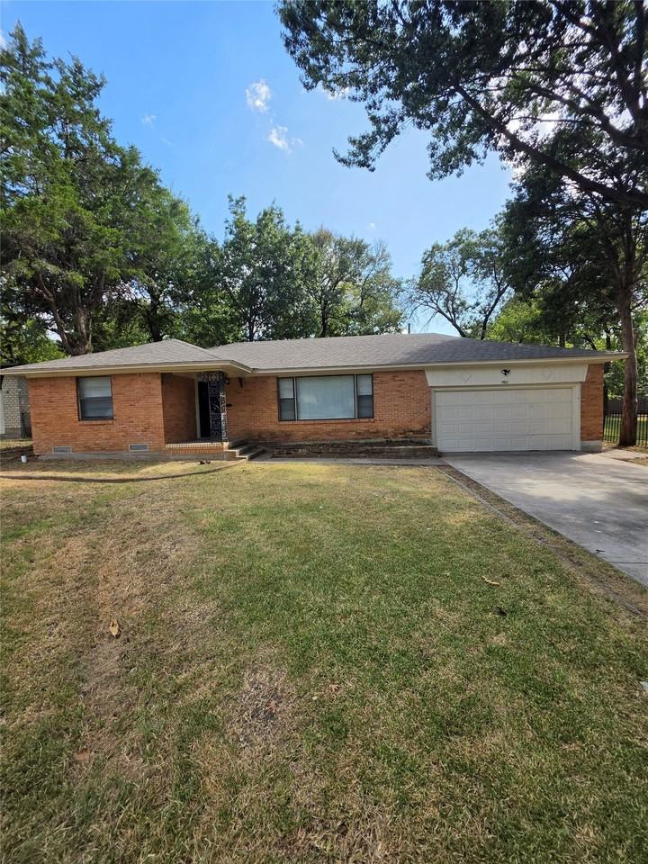 7410 Piedmont Dr - Photo 2 of 16