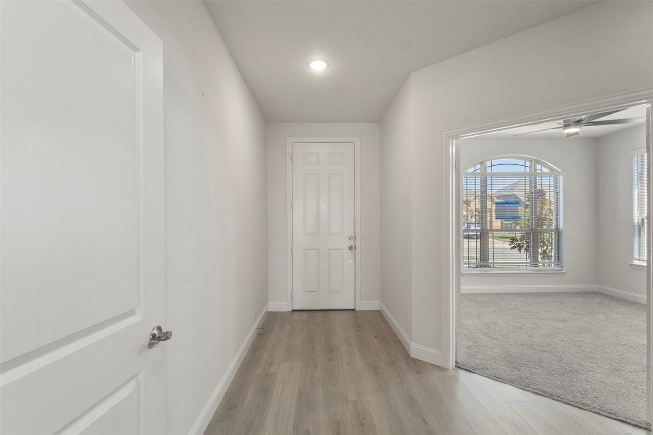 3905 Holly Springs Ln - Photo 3 of 39