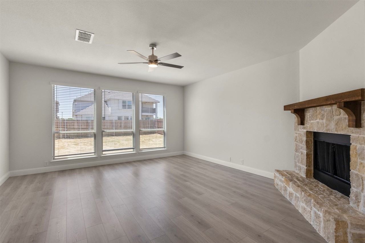 3905 Holly Springs Ln - Photo 4 of 39