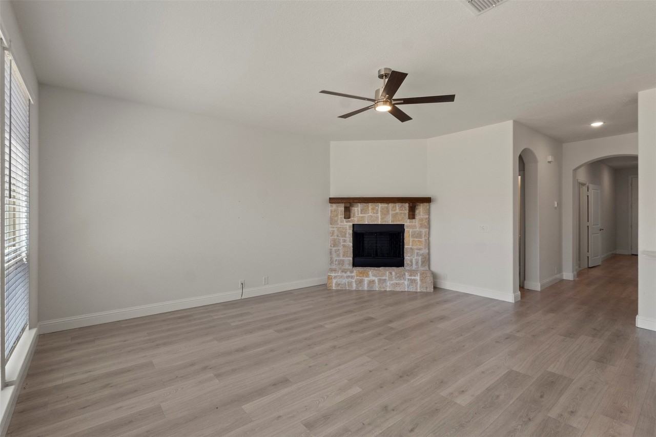 3905 Holly Springs Ln - Photo 5 of 39