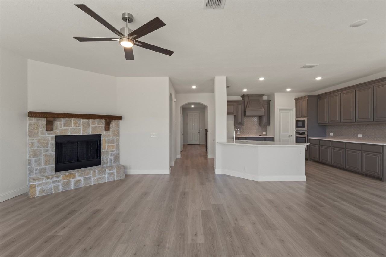 3905 Holly Springs Ln - Photo 6 of 39