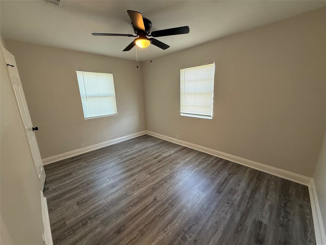1033 S Hub St - Photo 6 of 12