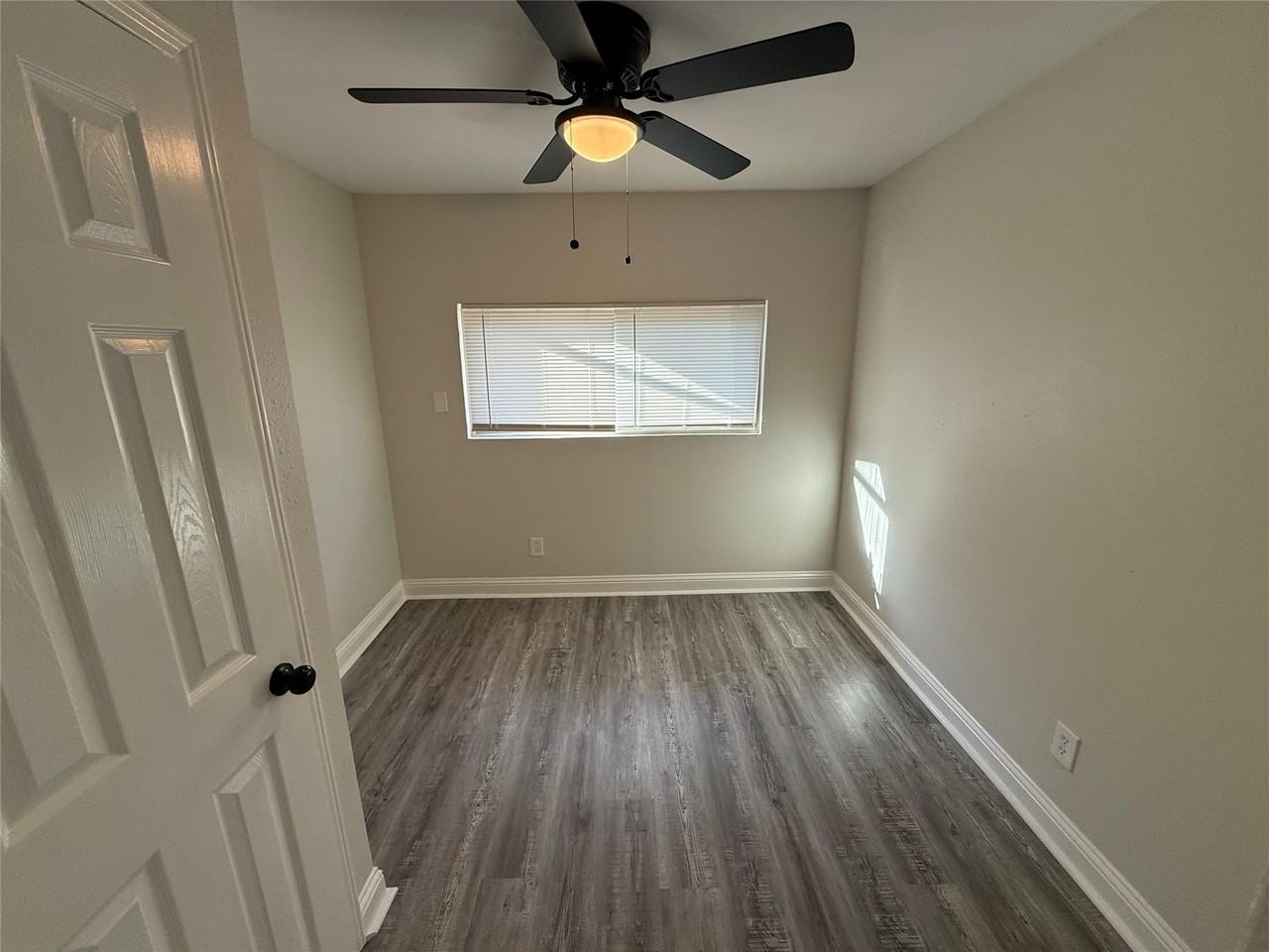 1033 S Hub St - Photo 7 of 12