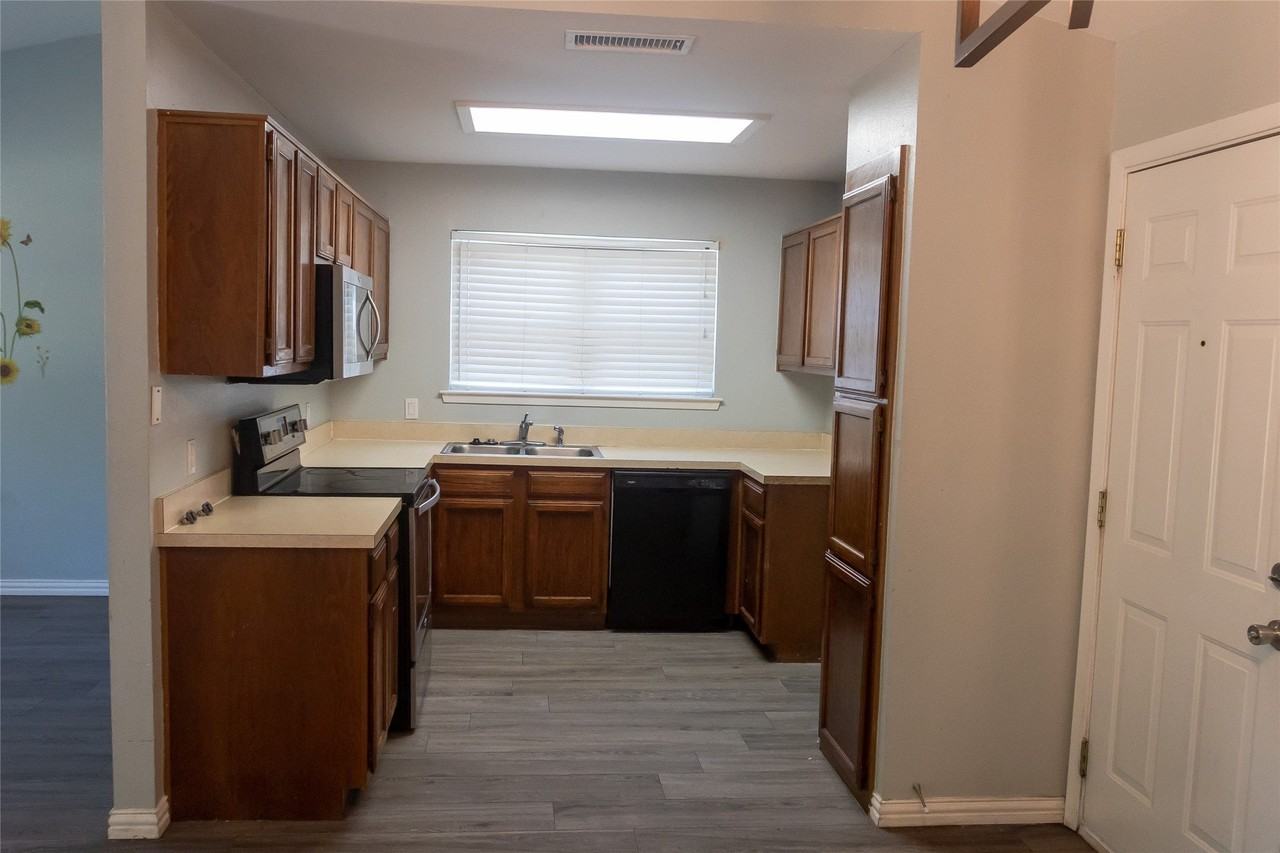 4915 Prairieview Ct S - Photo 3 of 29