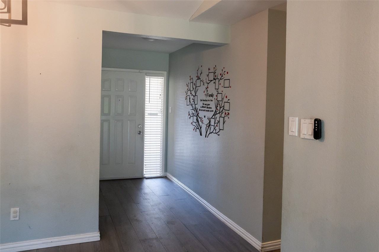 4915 Prairieview Ct S - Photo 4 of 31
