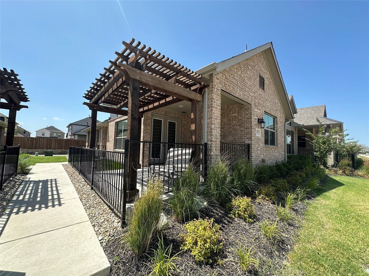 2819 Concord Dr - Photo 2 of 23