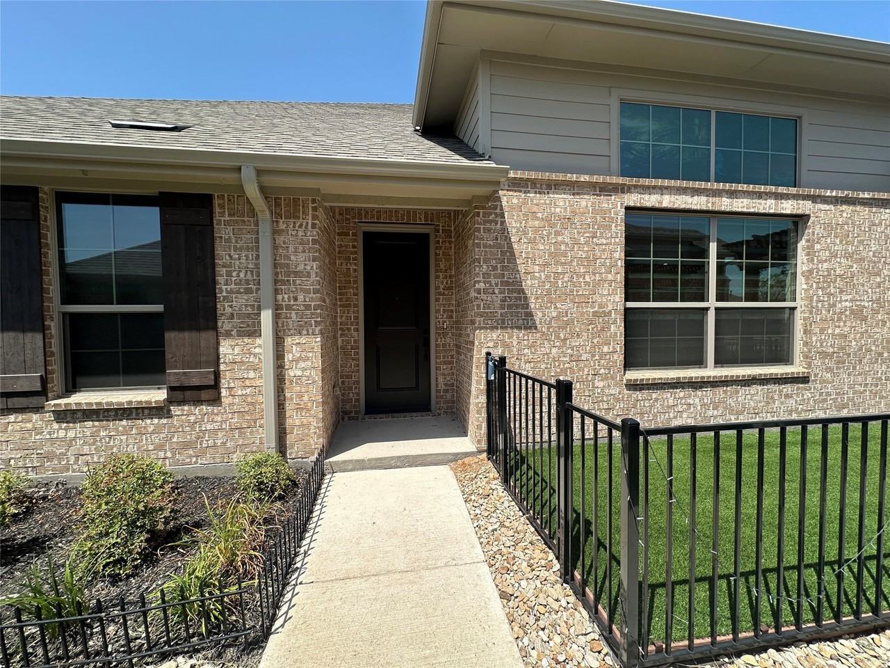 2819 Concord Dr - Photo 3 of 23