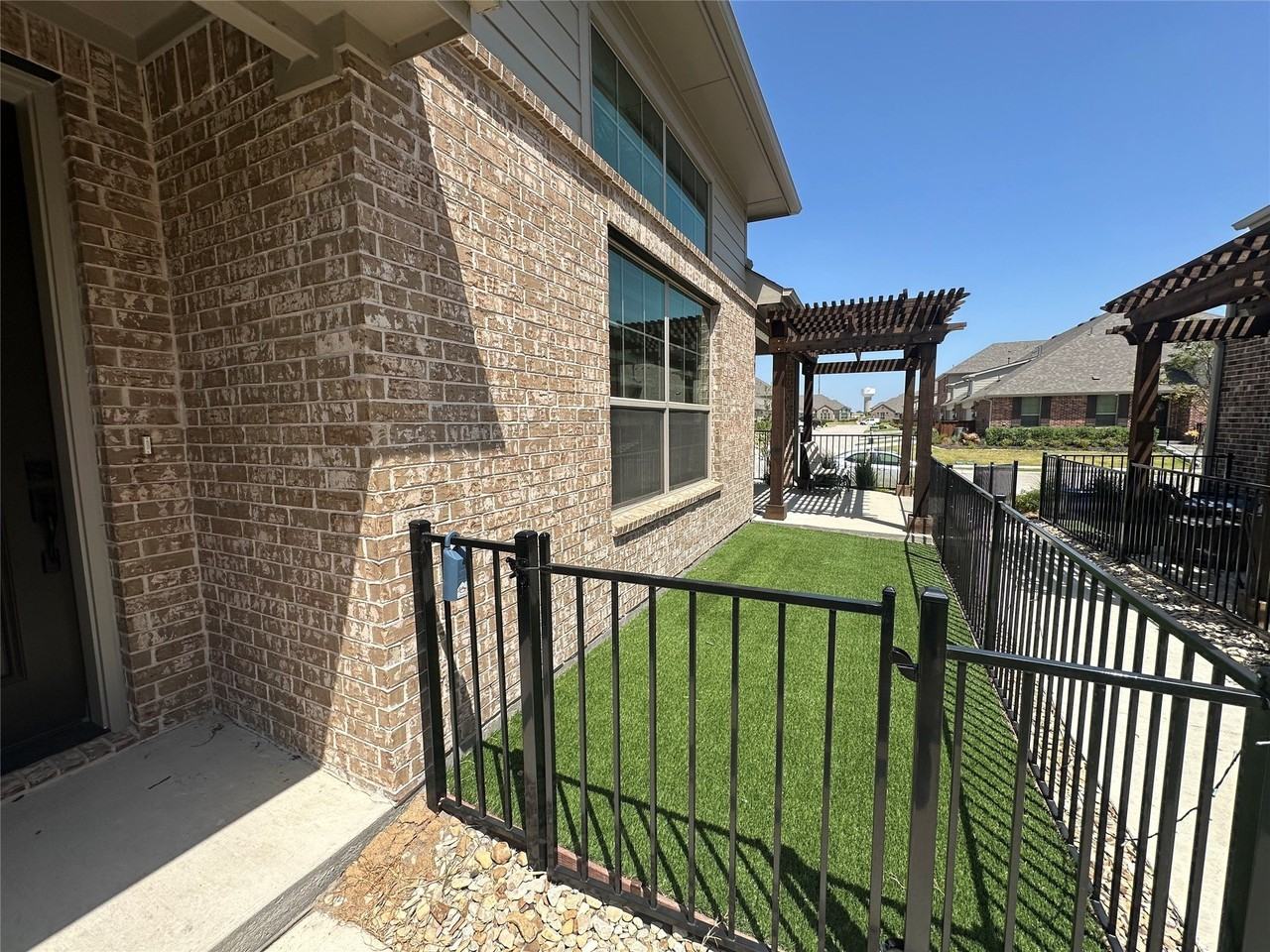 2819 Concord Dr - Photo 4 of 23