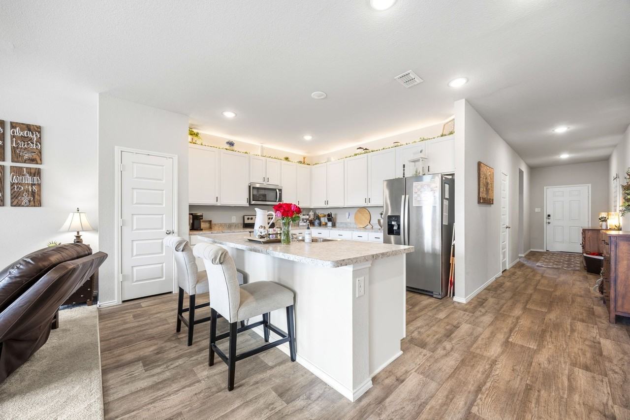 1017 Waverly Dr - Photo 4 of 27
