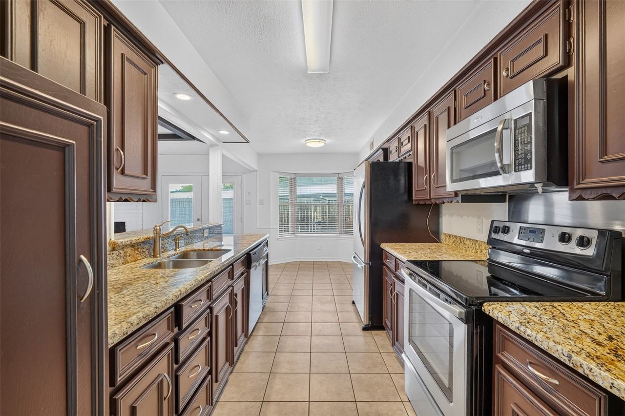 10526 Ravenscroft Dr - Photo 7 of 22