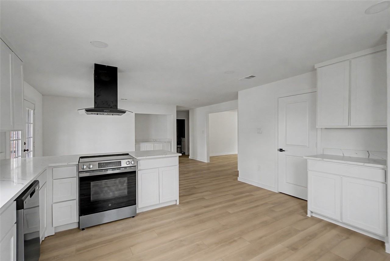 1411 W Gandy St - Photo 2 of 28