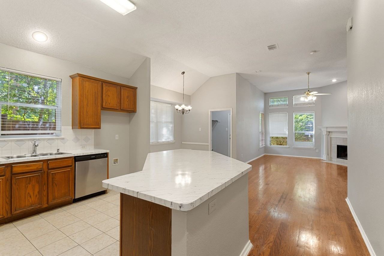 2027 Wimbledon Dr - Photo 3 of 21