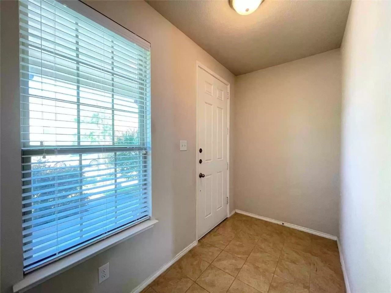 712 Whitemarsh Dr - Photo 3 of 19