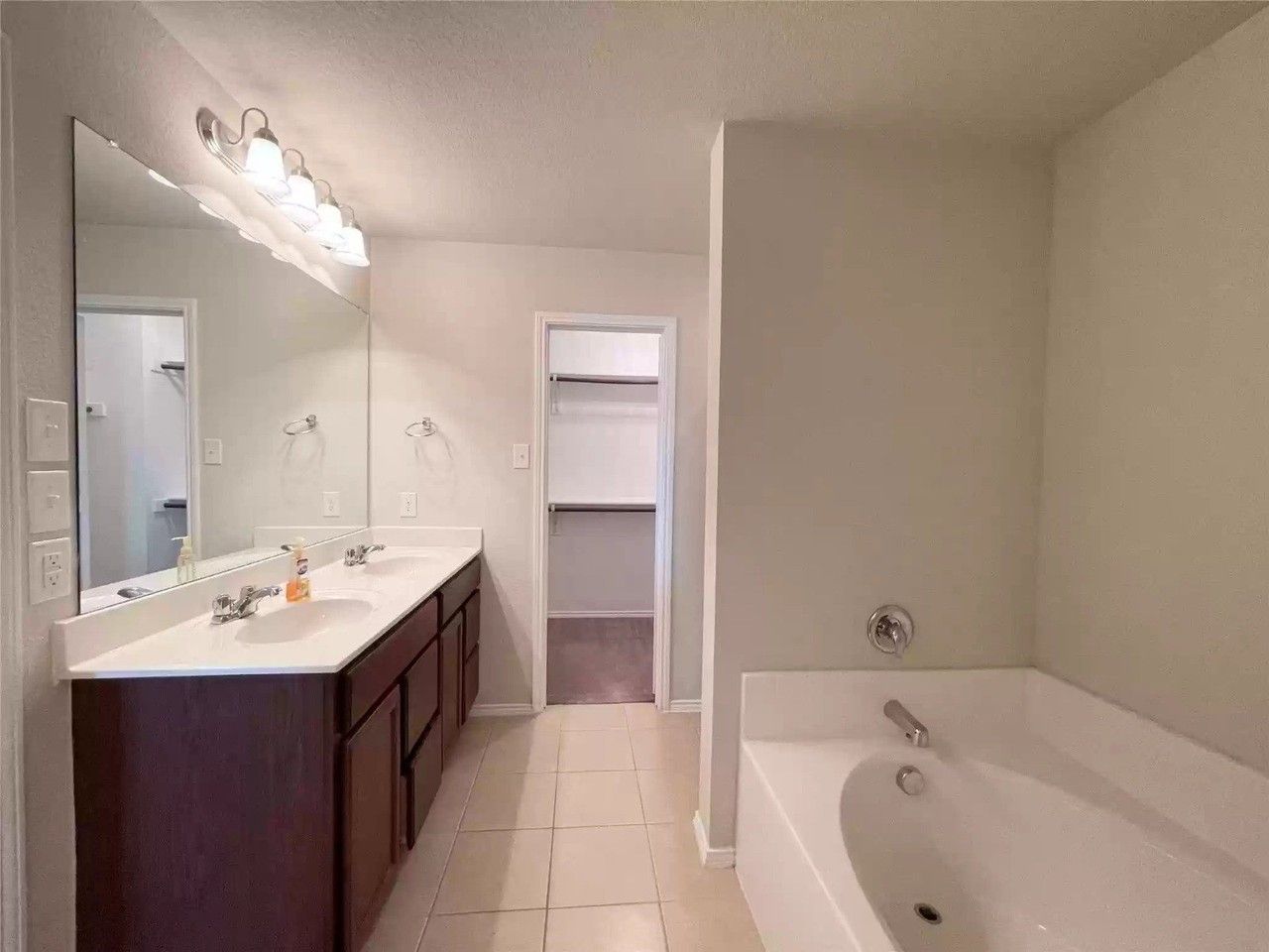 712 Whitemarsh Dr - Photo 5 of 19