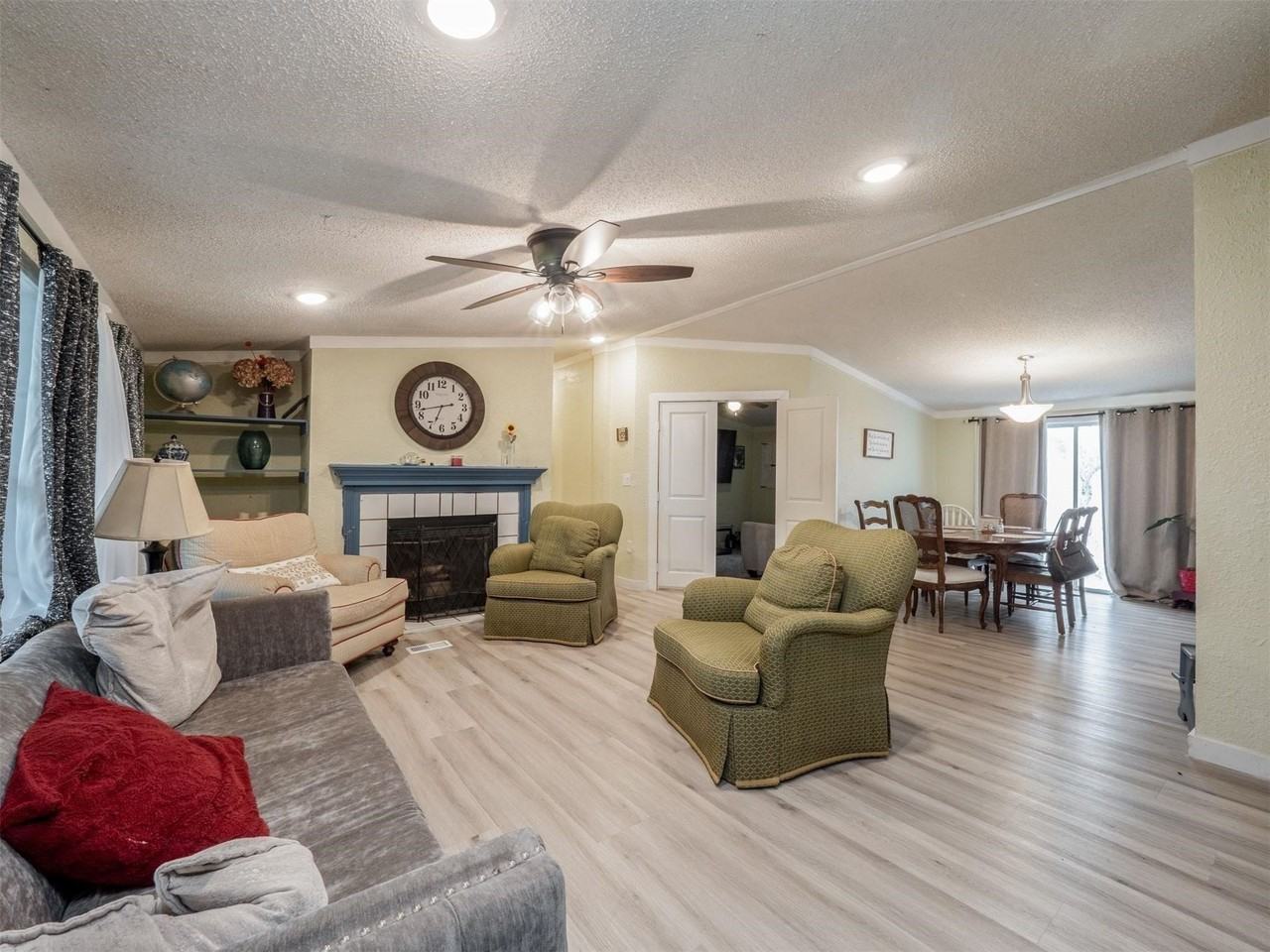 8591 W Ridge Dr - Photo 3 of 26