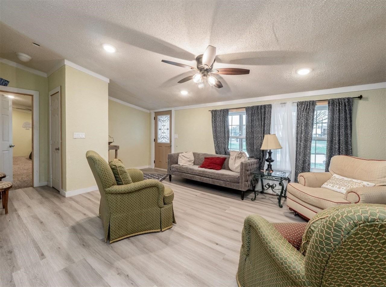 8591 W Ridge Dr - Photo 4 of 26