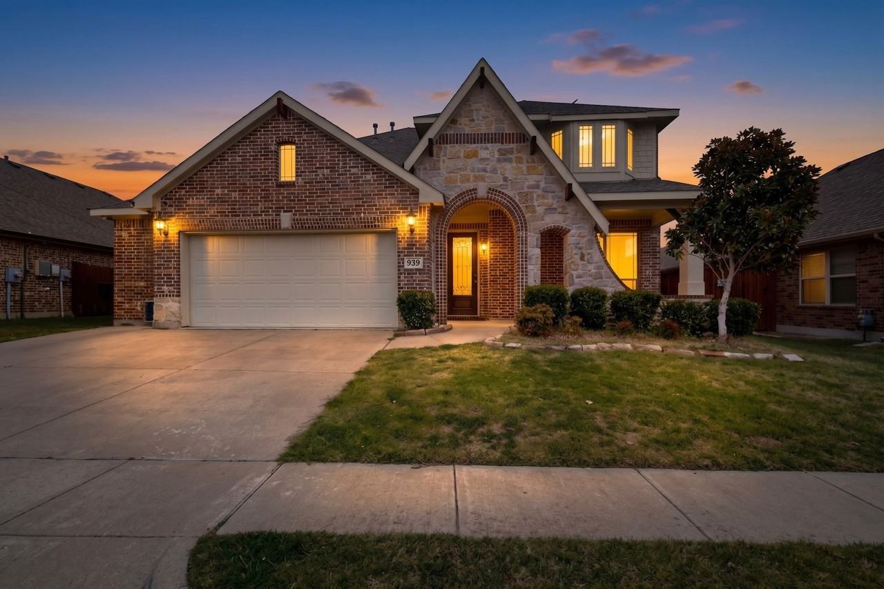 939 Mangrove Dr - Photo 2 of 38