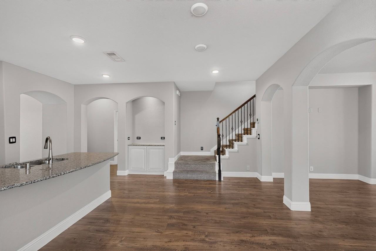 939 Mangrove Dr - Photo 3 of 38