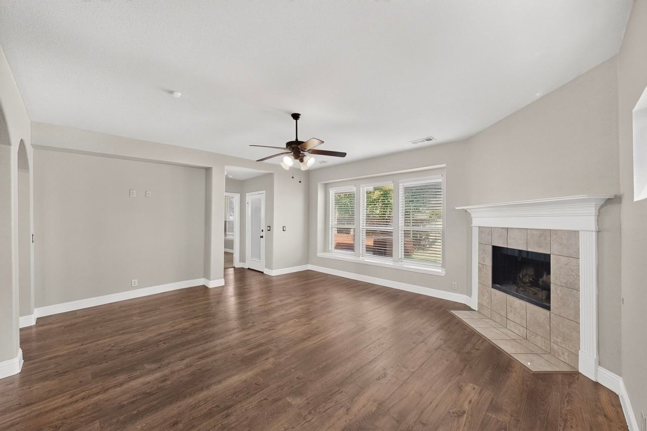 939 Mangrove Dr - Photo 4 of 38