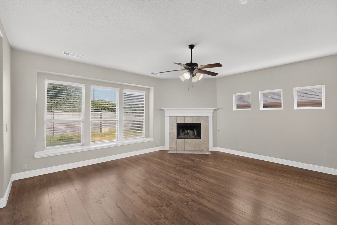 939 Mangrove Dr - Photo 5 of 38
