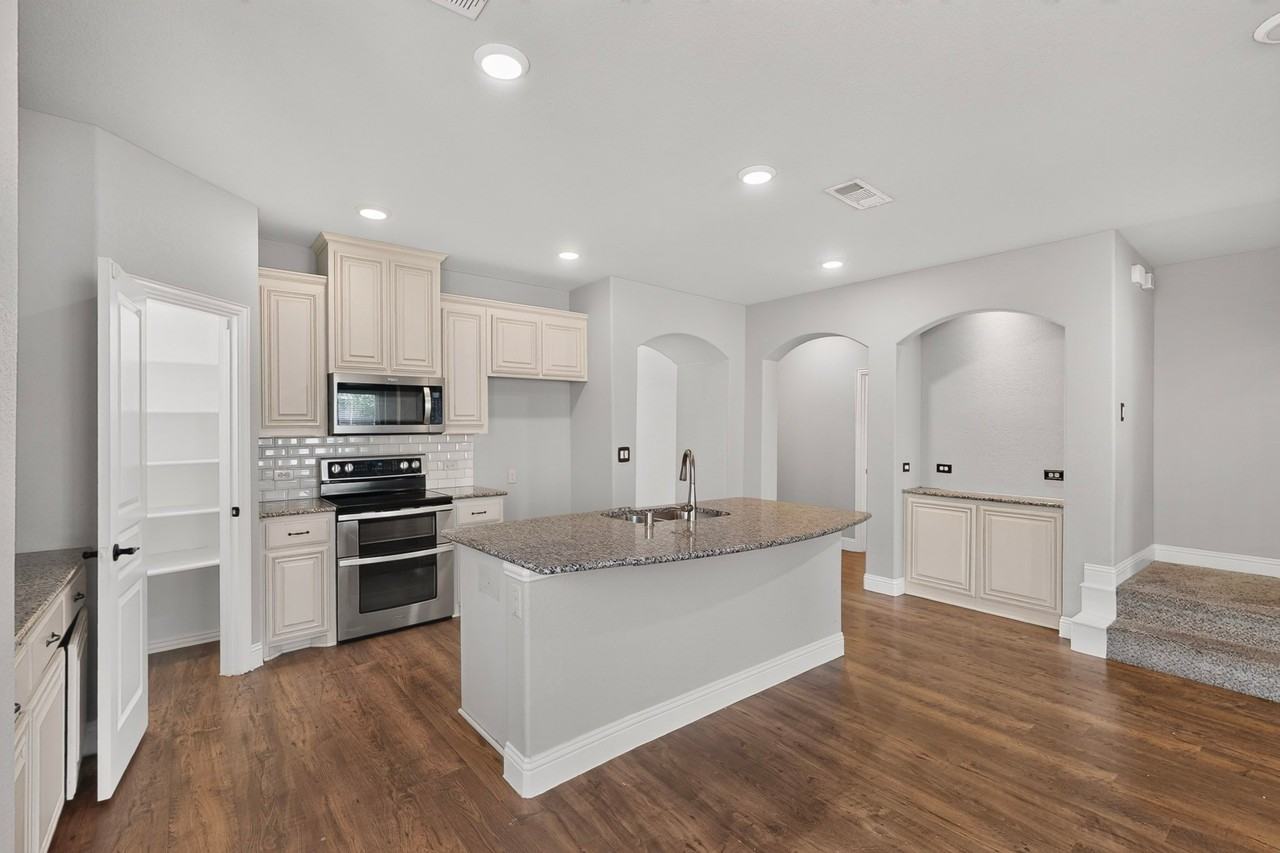 939 Mangrove Dr - Photo 7 of 38