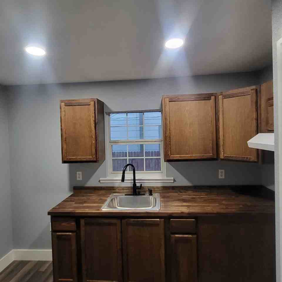1933 Fort Worth St - Photo 3 of 12
