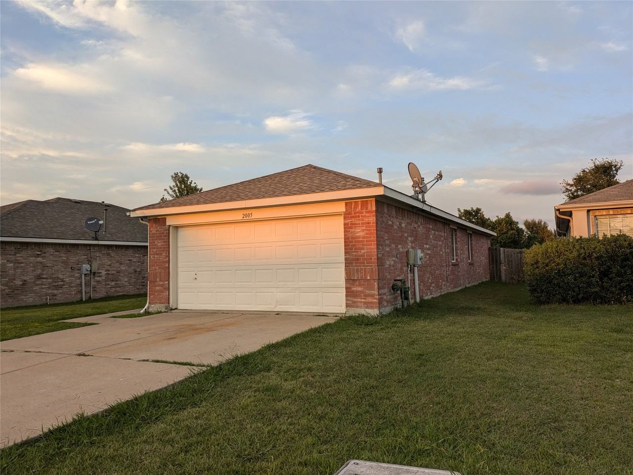 2005 Wildwood Dr - Photo 2 of 17