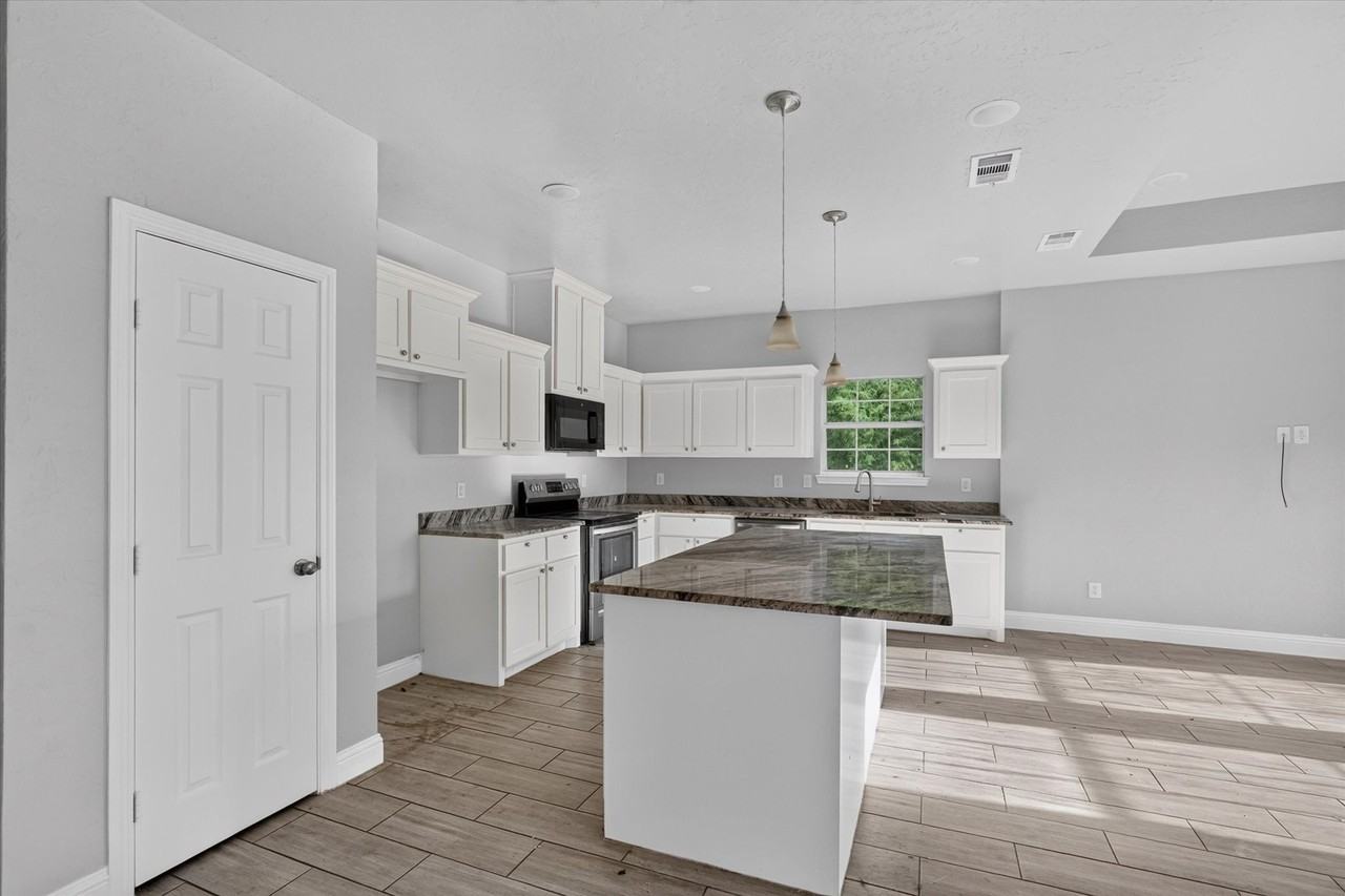 4102 Gordon St - Photo 4 of 28