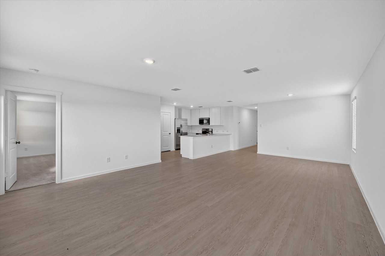 624 W Criner St - Photo 2 of 28