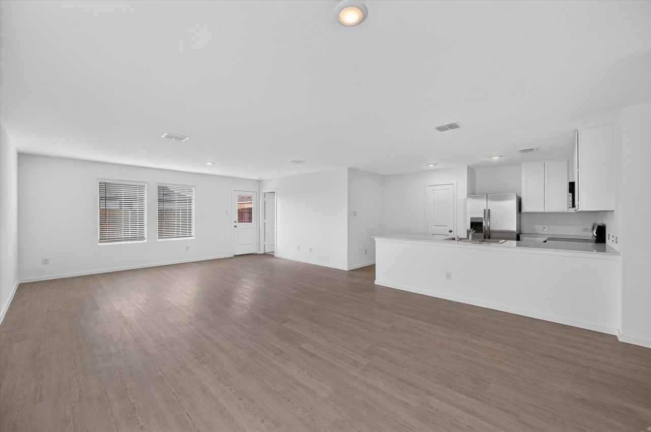 624 W Criner St - Photo 3 of 28