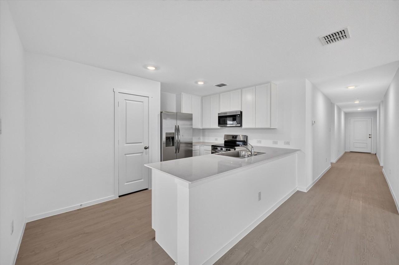 624 W Criner St - Photo 4 of 28