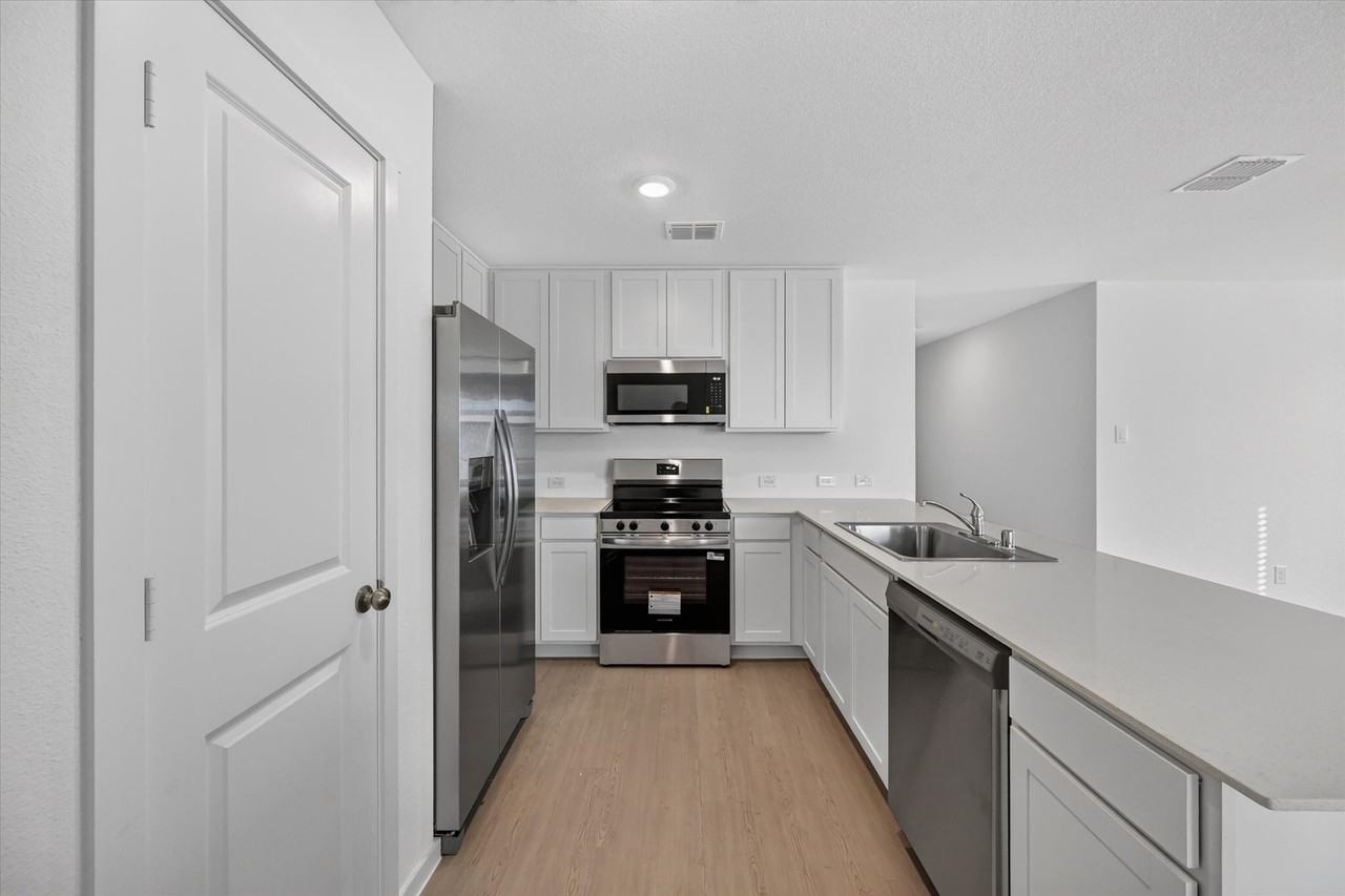 624 W Criner St - Photo 5 of 28