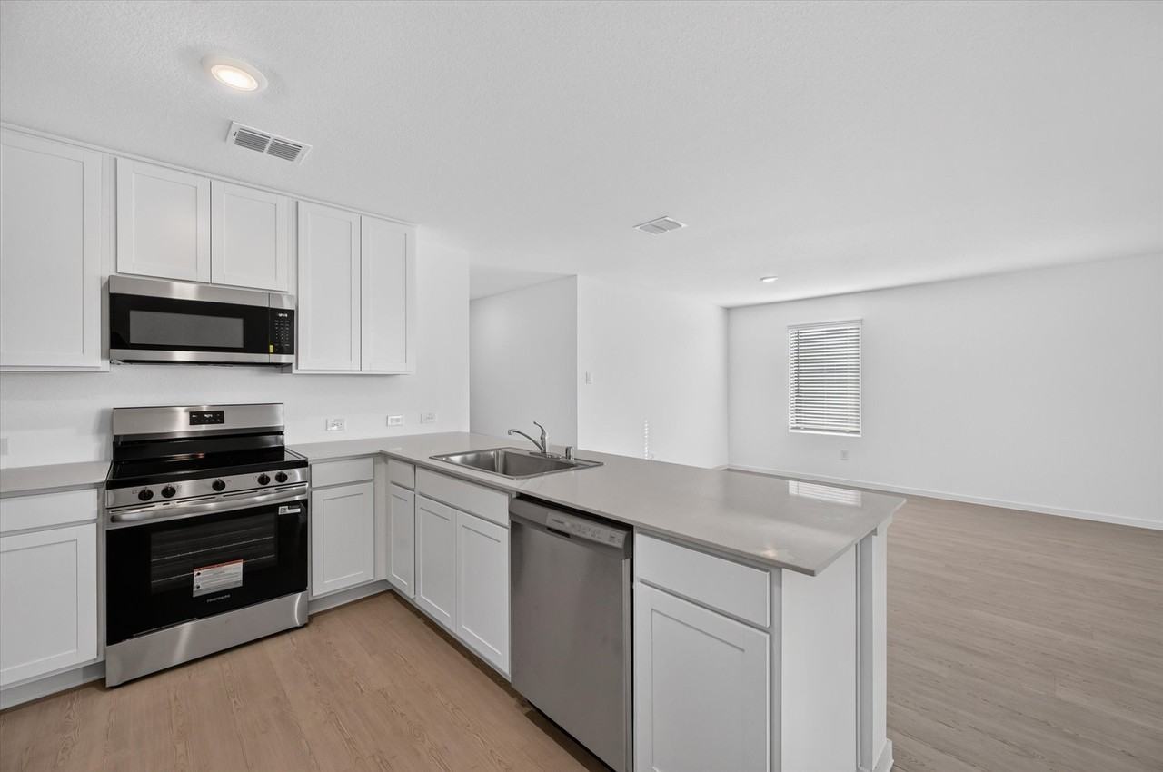 624 W Criner St - Photo 6 of 28