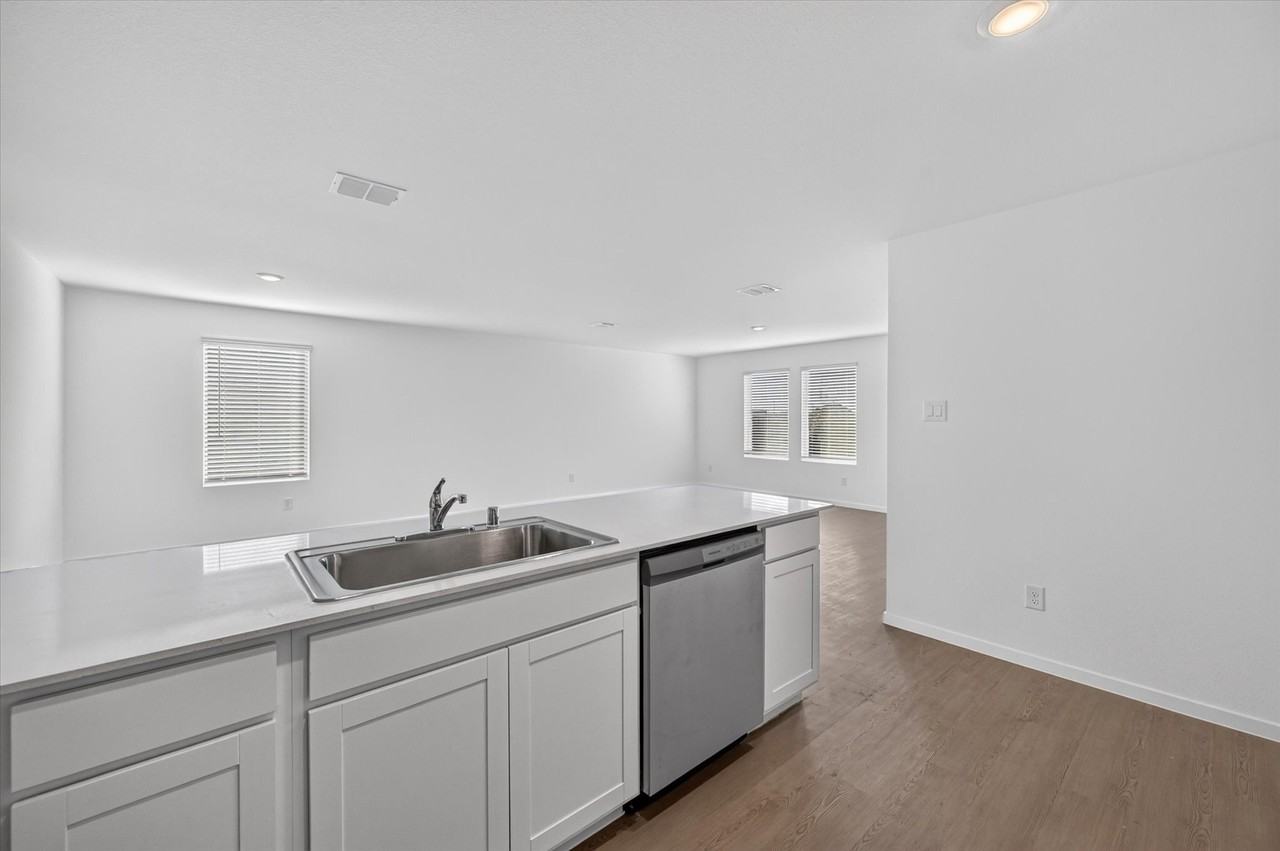 624 W Criner St - Photo 7 of 28
