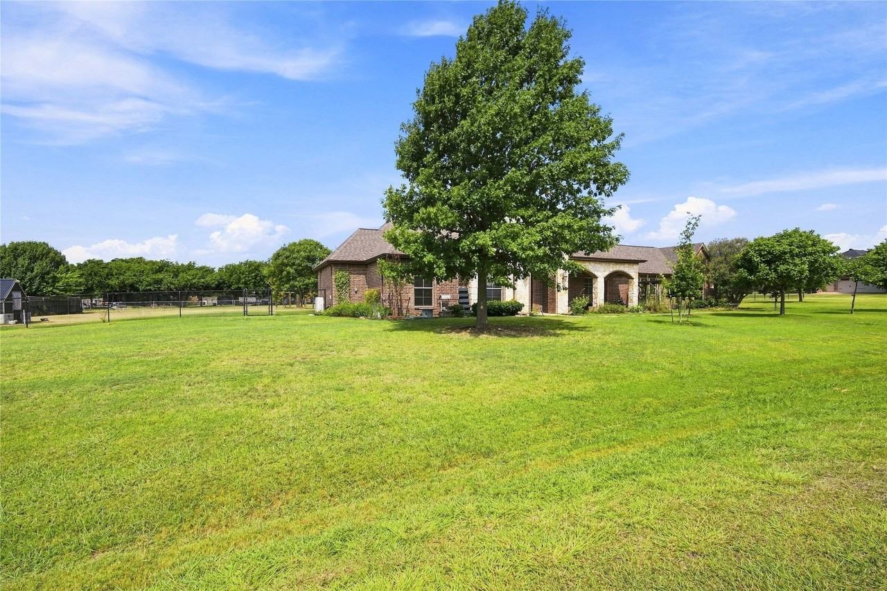 5641 Country South Ln - Photo 3 of 40