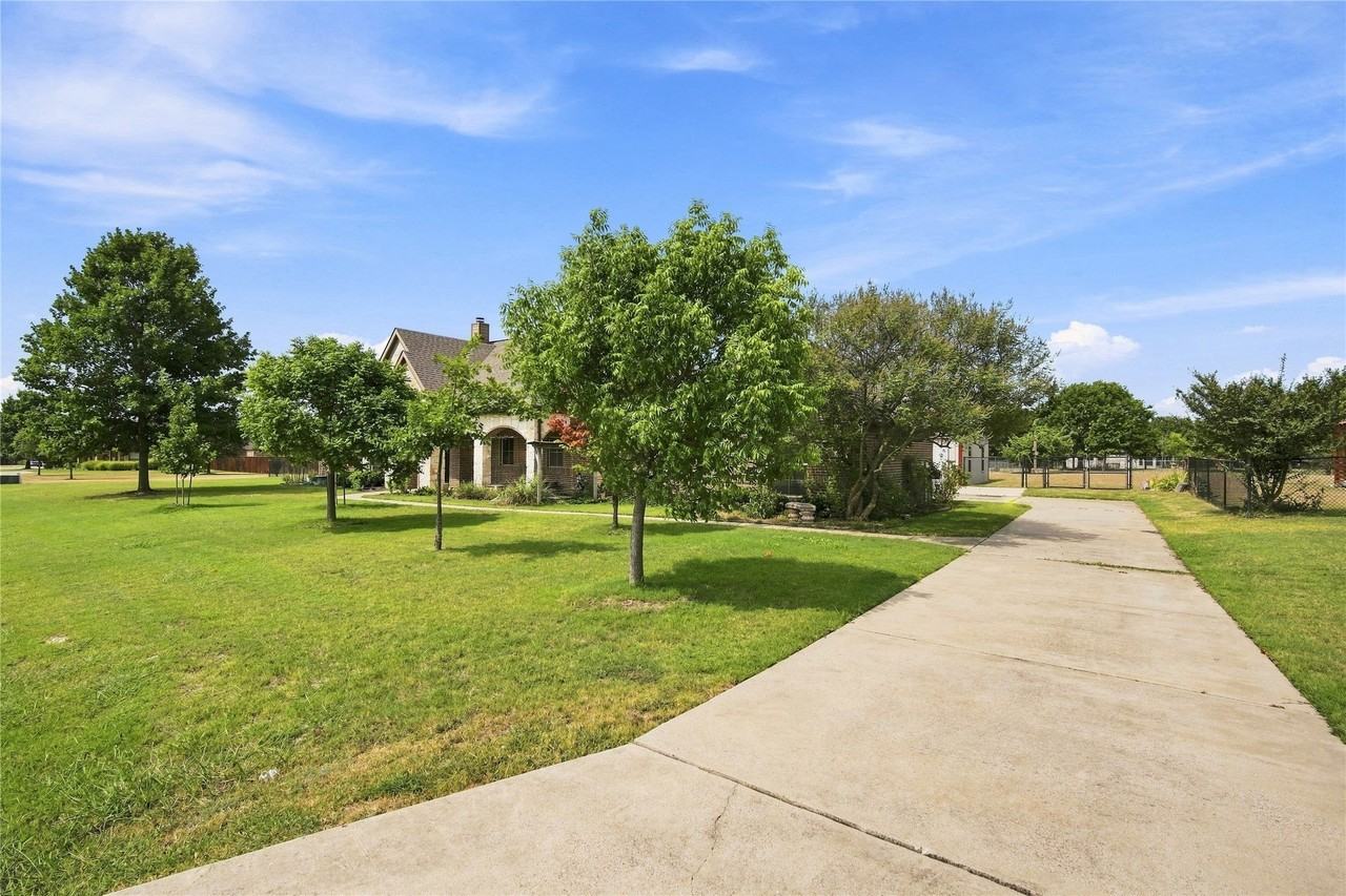 5641 Country South Ln - Photo 4 of 40