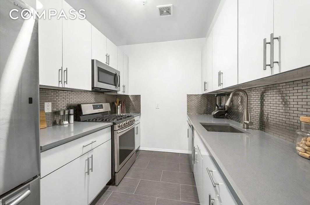 318 Warren St #C15 - Photo 3 of 8