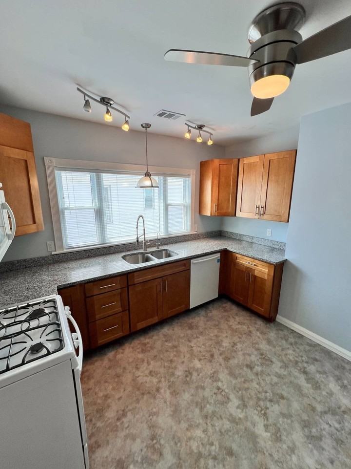 713 Orchard St - Photo 3 of 16