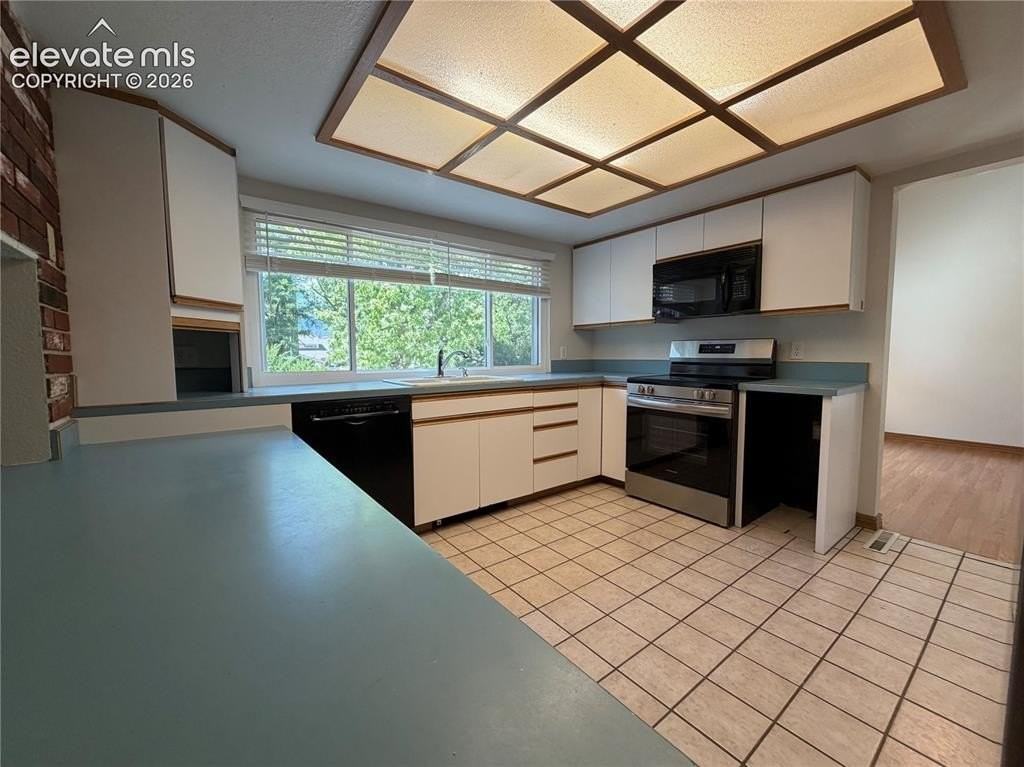 1140 Cenotaph Cir - Photo 6 of 46