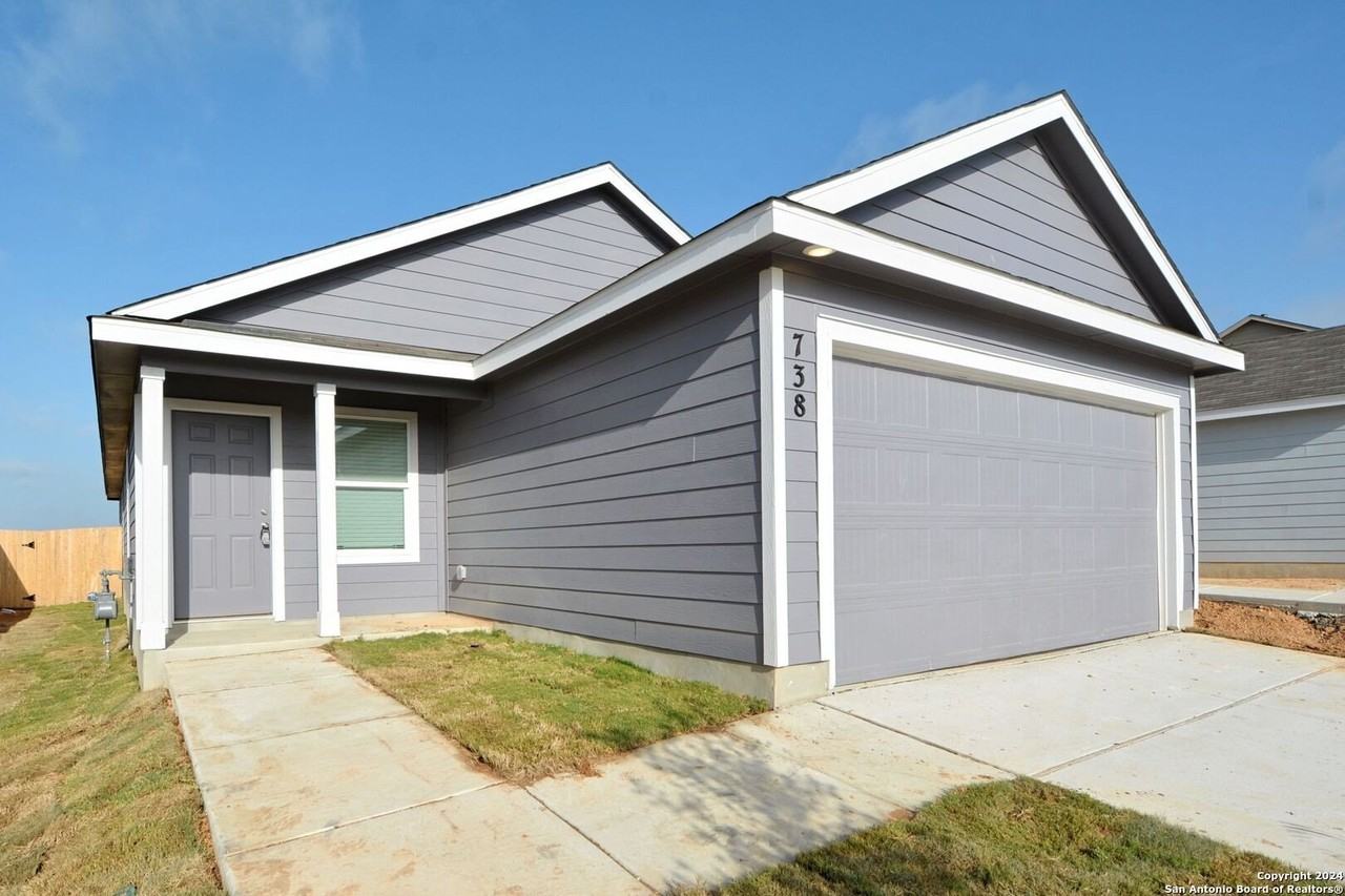 738 Tulsa Trl - Photo 2 of 32