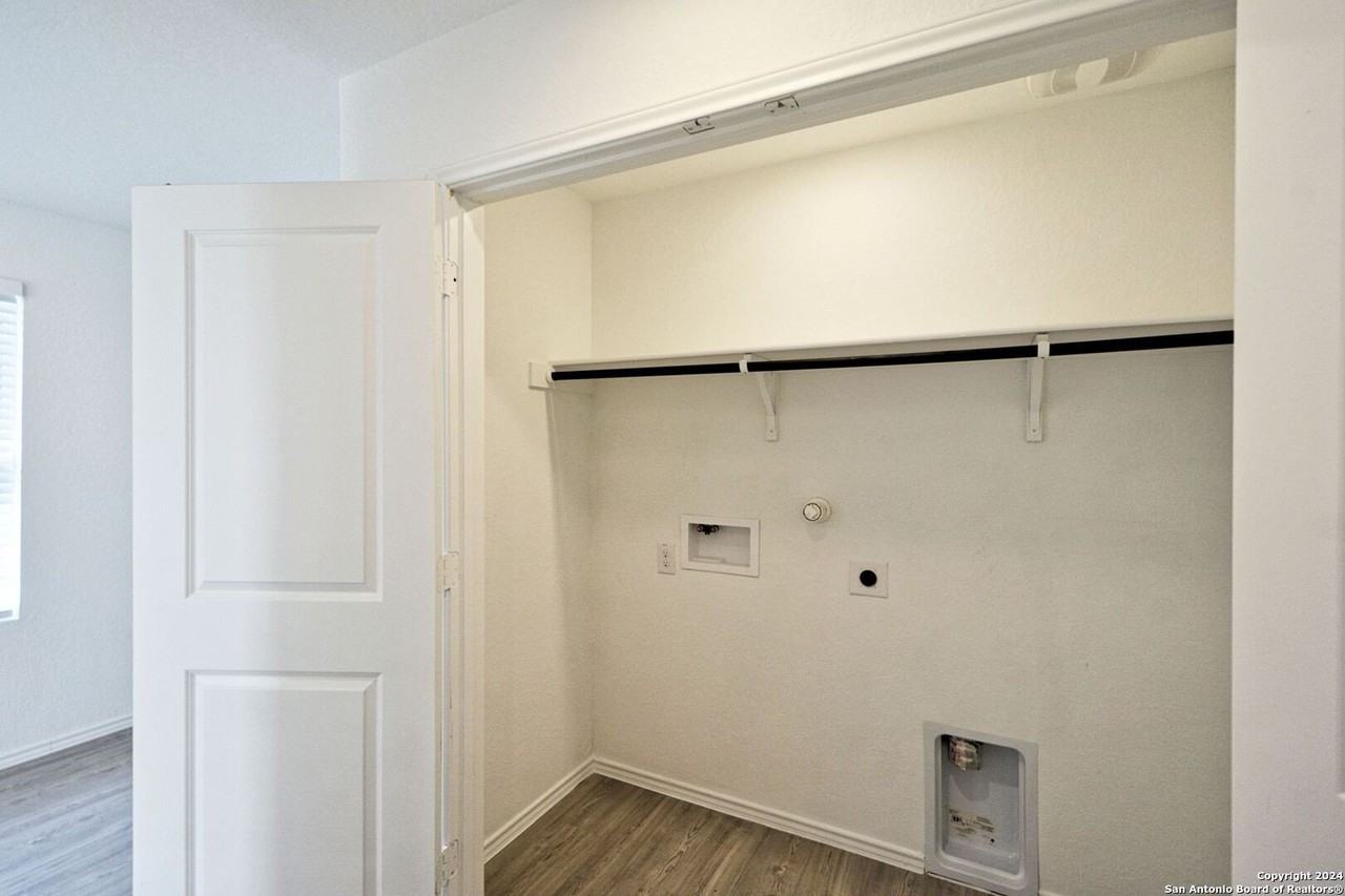 738 Tulsa Trl - Photo 3 of 32