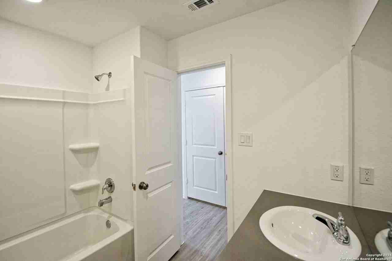 738 Tulsa Trl - Photo 5 of 32