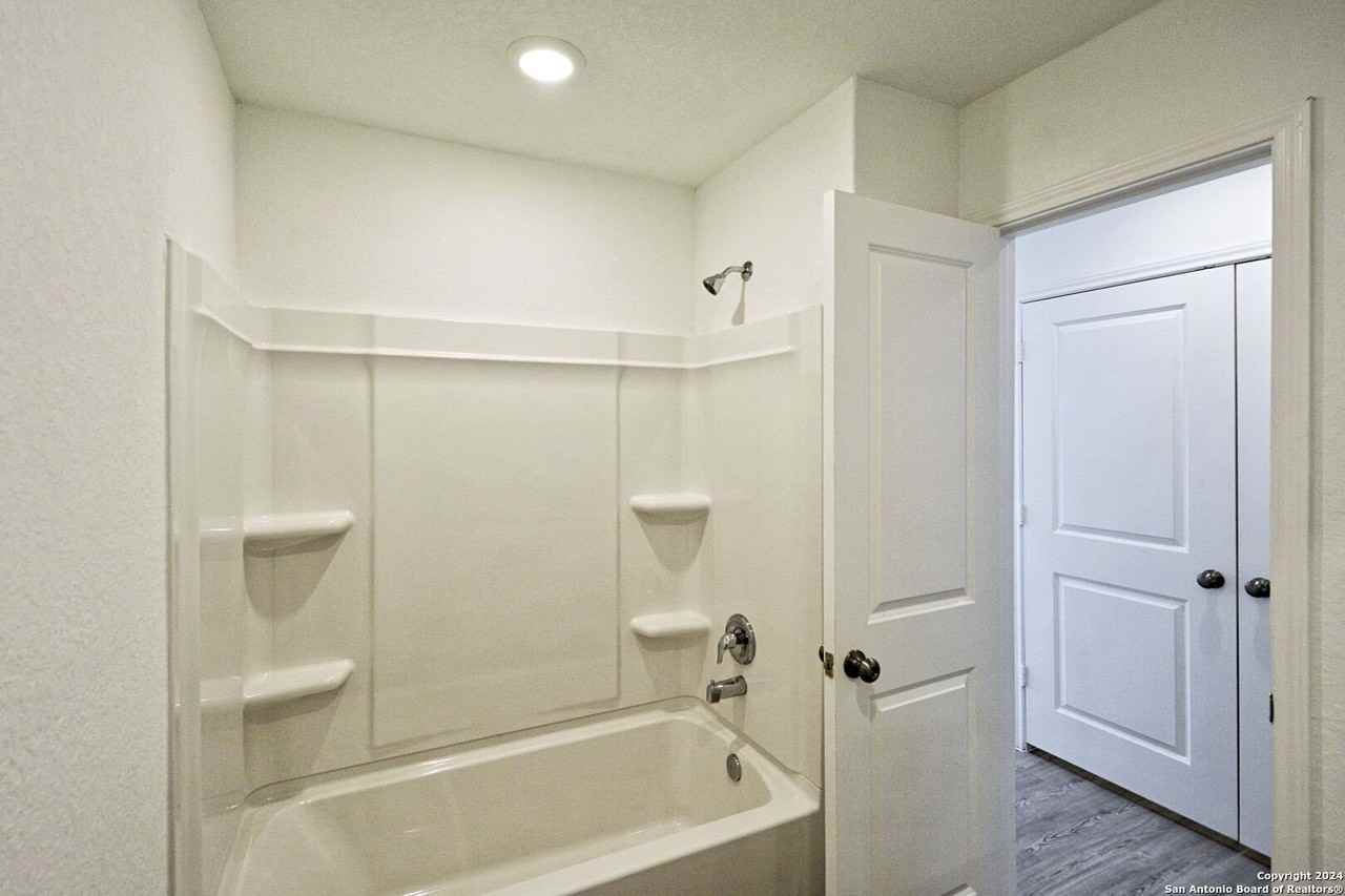 738 Tulsa Trl - Photo 6 of 32