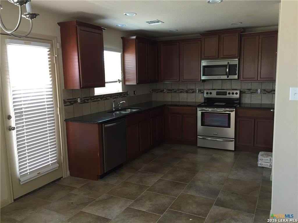 2240 Hawk Dr - Photo 3 of 8