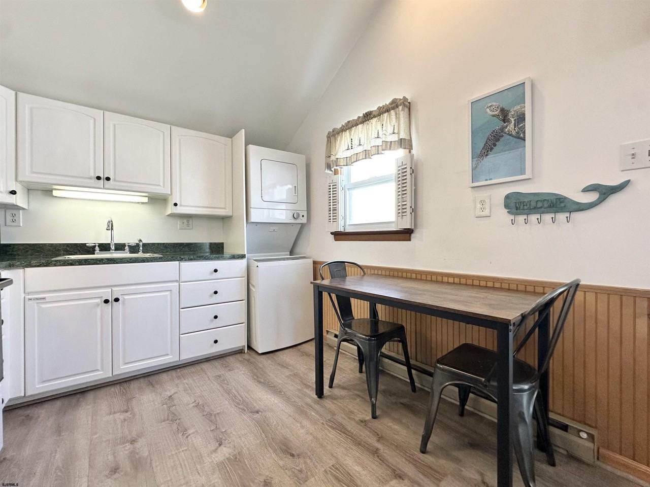148 E Burk Ave #C - Photo 4 of 22